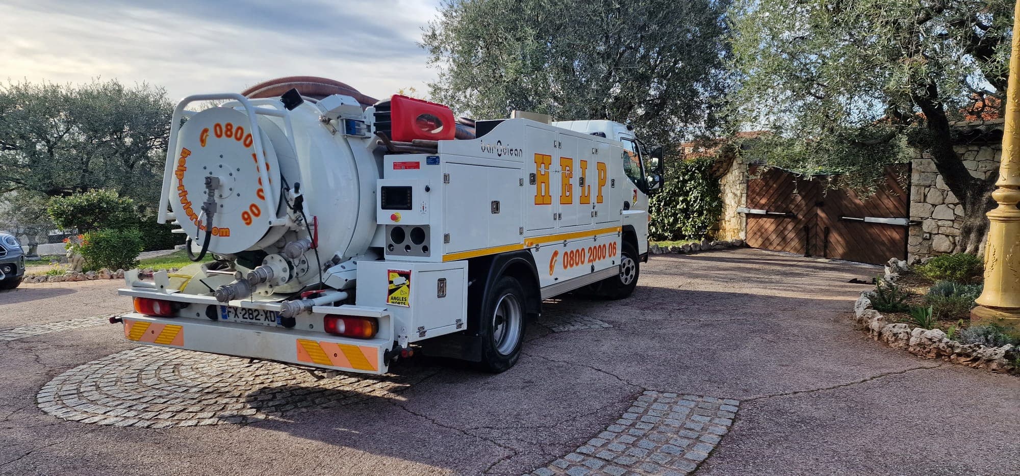 Camion d’intervention Help Riviera à Nice, garantissant des solutions rapides et efficaces pour tous vos besoins en plomberie et chauffage.