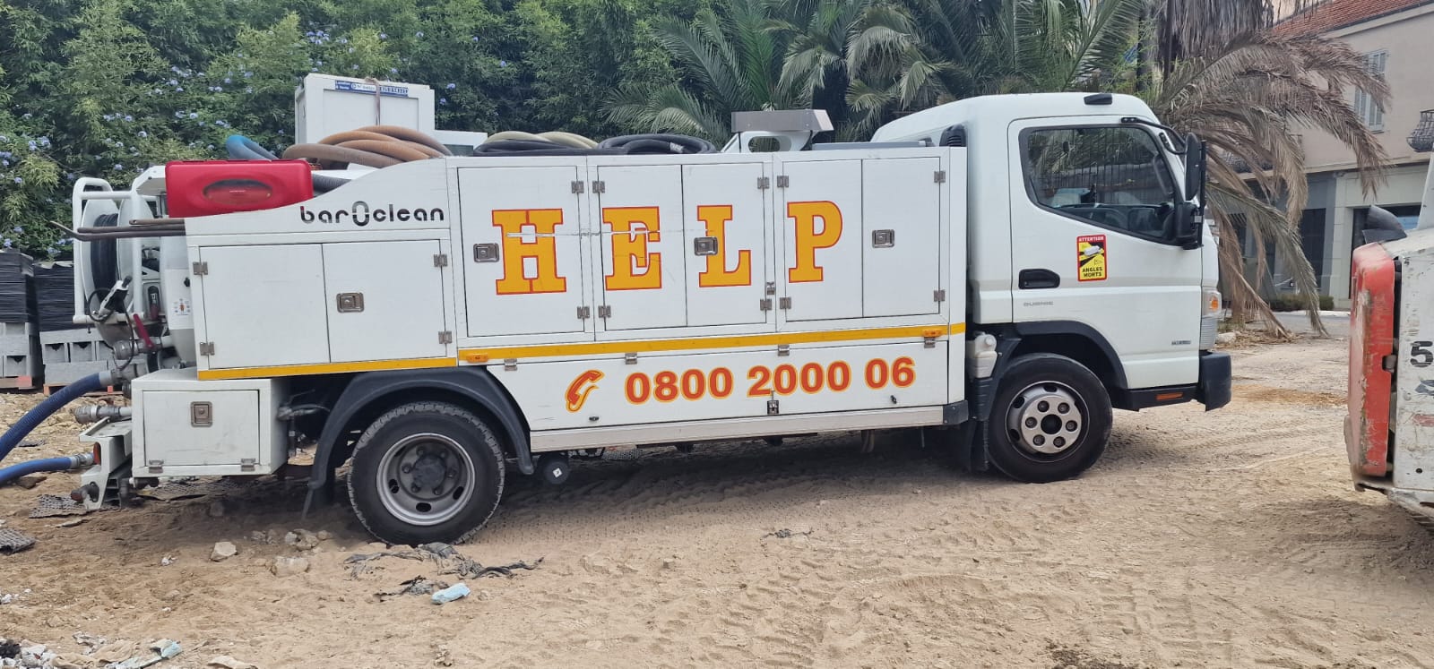 Camion d’intervention Artisan Plombier à Nice, garantissant des solutions rapides et efficaces pour vos besoins en plomberie et chauffage.